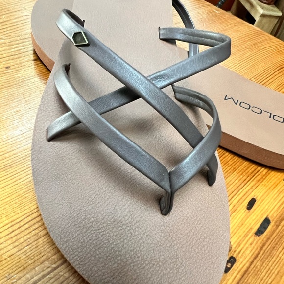 Volcom flip flops brand new bought and didn't try on first. To small for me - Picture 4 of 4